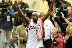 长河的源头!23年前的今天:詹姆斯上演NBA生涯首秀 空砍25分