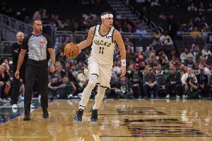 雄鹿半场62-61领先公牛 希罗13分4板 哈克斯4中4 鲍威尔19分